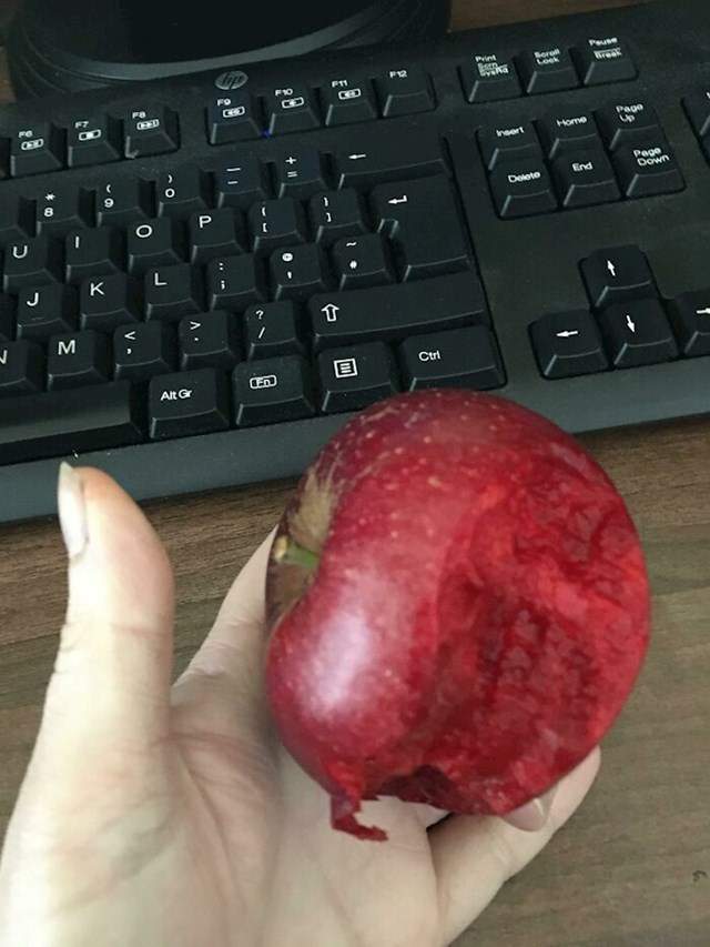Jabuka sa crvenom unutrašnjosti
