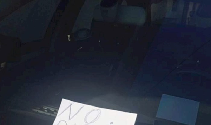 Netko je na Jadranu ostavio poruku na autu nekog stranca i svi umiru od smijeha zbog jednog detalja