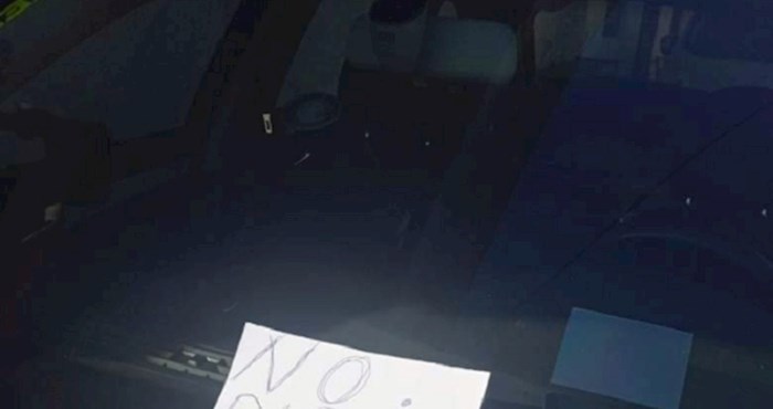 Netko je na Jadranu ostavio poruku na autu nekog stranca i svi umiru od smijeha zbog jednog detalja