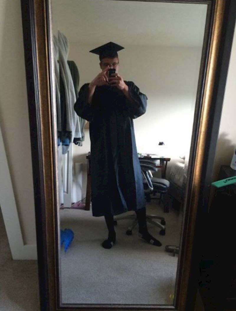 Ovaj oglas je išao uz poruku da će im ogledalo donijeti veliki uspjeh u životu. Zato je ova odora izabrana za photosession