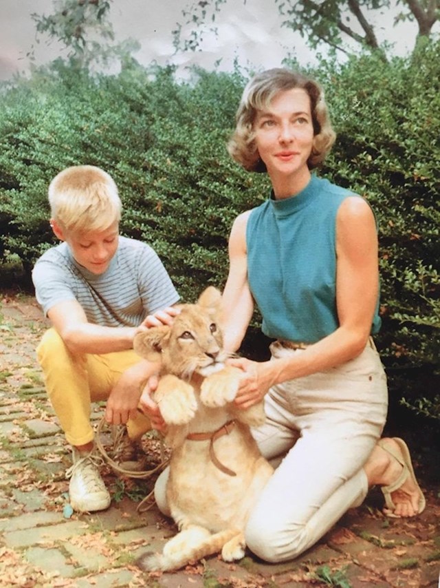 "Moja mama veterinarka i ja s lavom koji je živio s nama 2 godine jer je bio bolestan za boraviti u prirodi"
