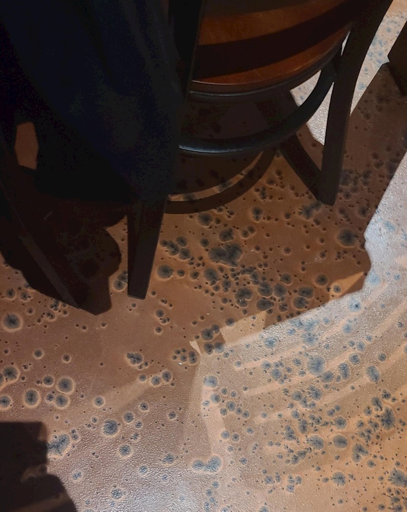 4. Pod izgleda kao da su ga napale gljivice