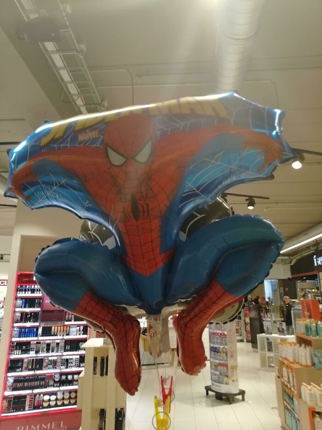 Hm, malo nezgodno mjesto za uhvatiti Spidermana