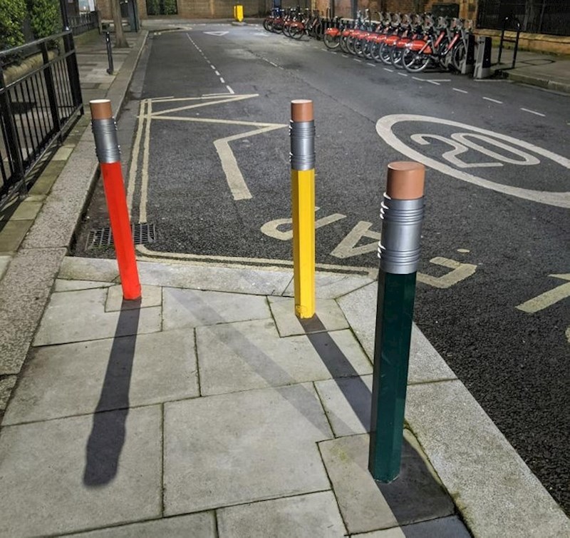 Stupići ispred osnovne škole