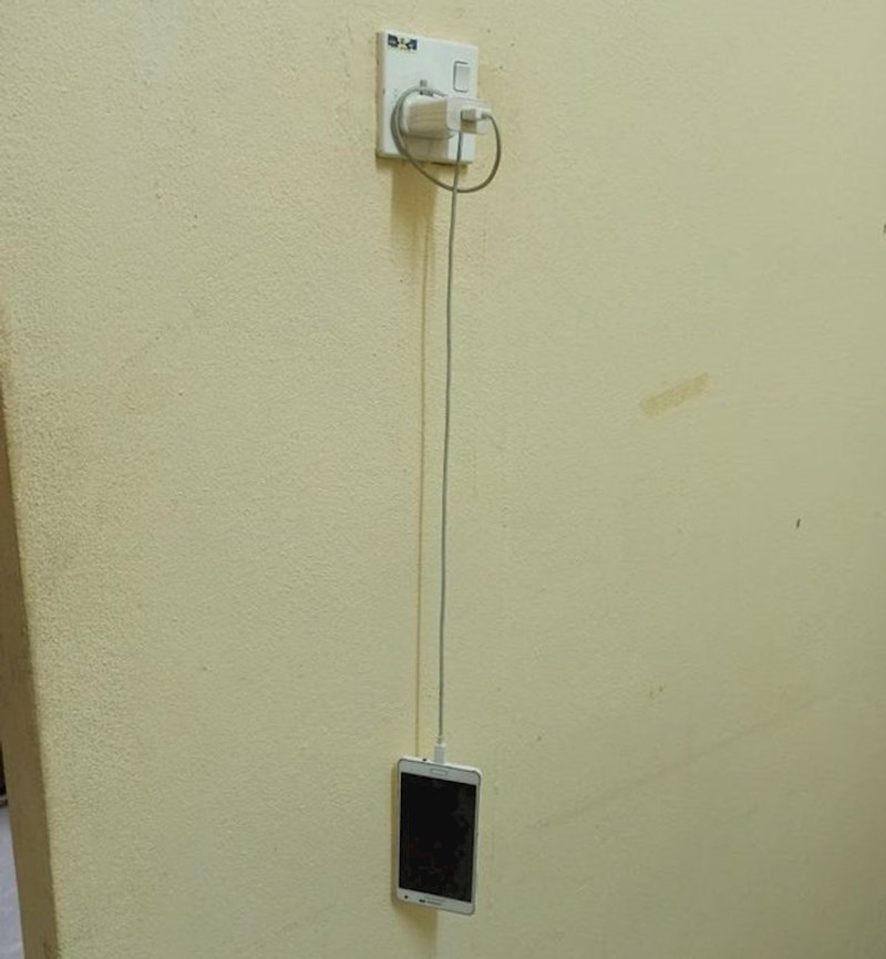 1. Znala je da postoji neka shema da punjač drži mobitel kada ne može dosegnuti policu, ali to nije ta shema