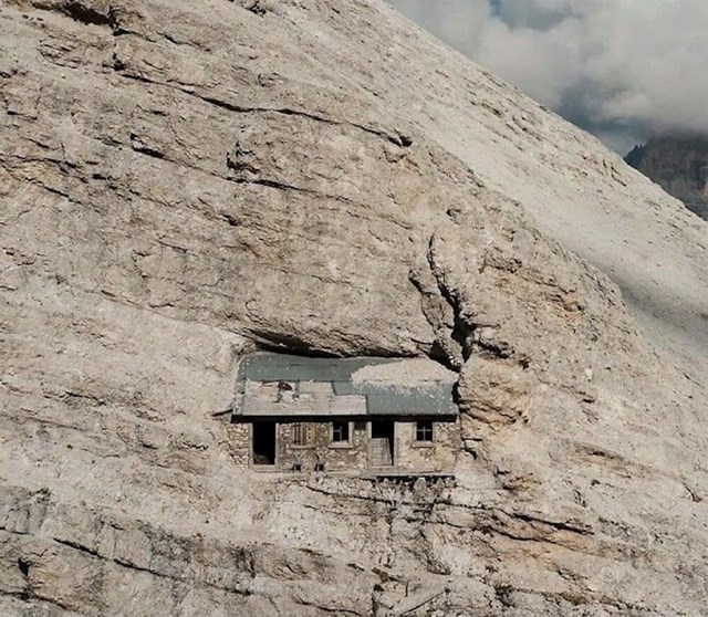 Alpsko sklonište iz Prvog svjetskog rata smješteno na 2760 metara, Monte Cristallo, Italija