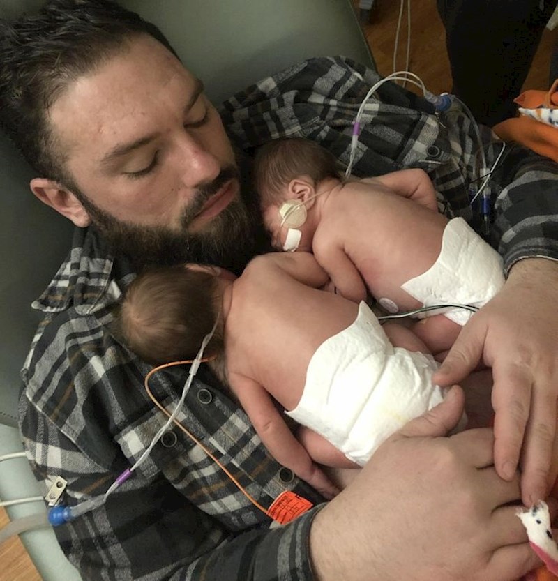 "Prvi put držim u rukama moje djevojčice. Danas su napunile mjesec dana"