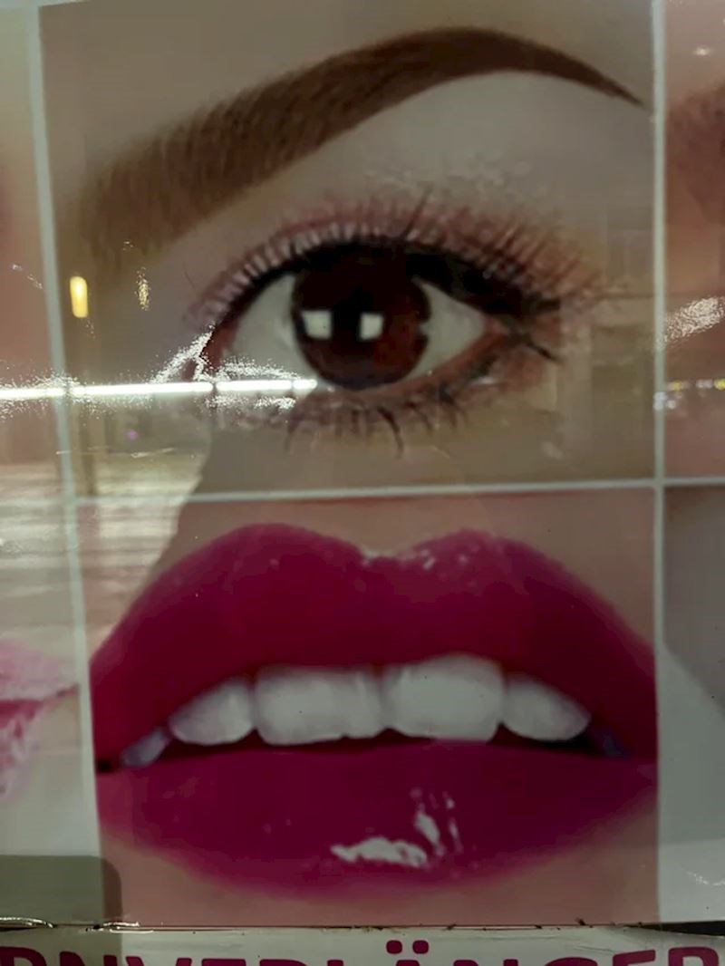 Čudan raspored fotki za jedan kozmetički salon