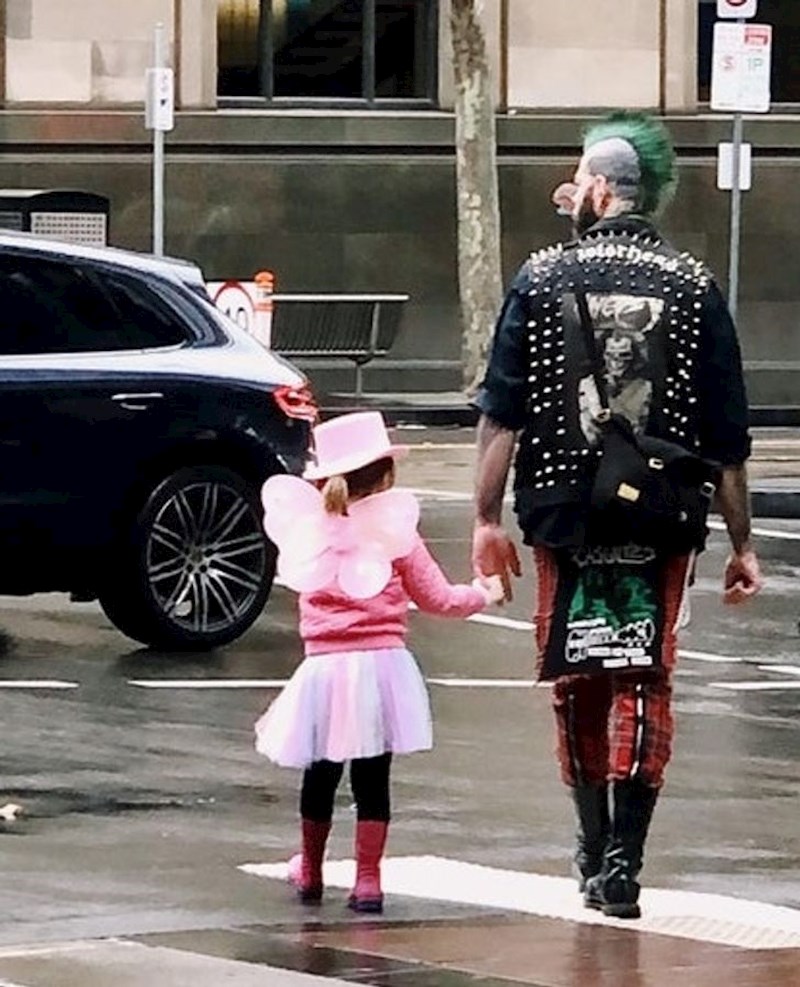 "Ugledala sam ovaj prizor iz autobusa i morala sam ih fotkati. Tata punker i njegova princeza"