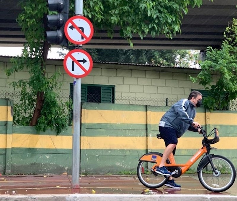 Prometni znakovi mogli bi zbuniti turiste iz organiziranijih država, ali mi Hrvati smo sigurni 😂