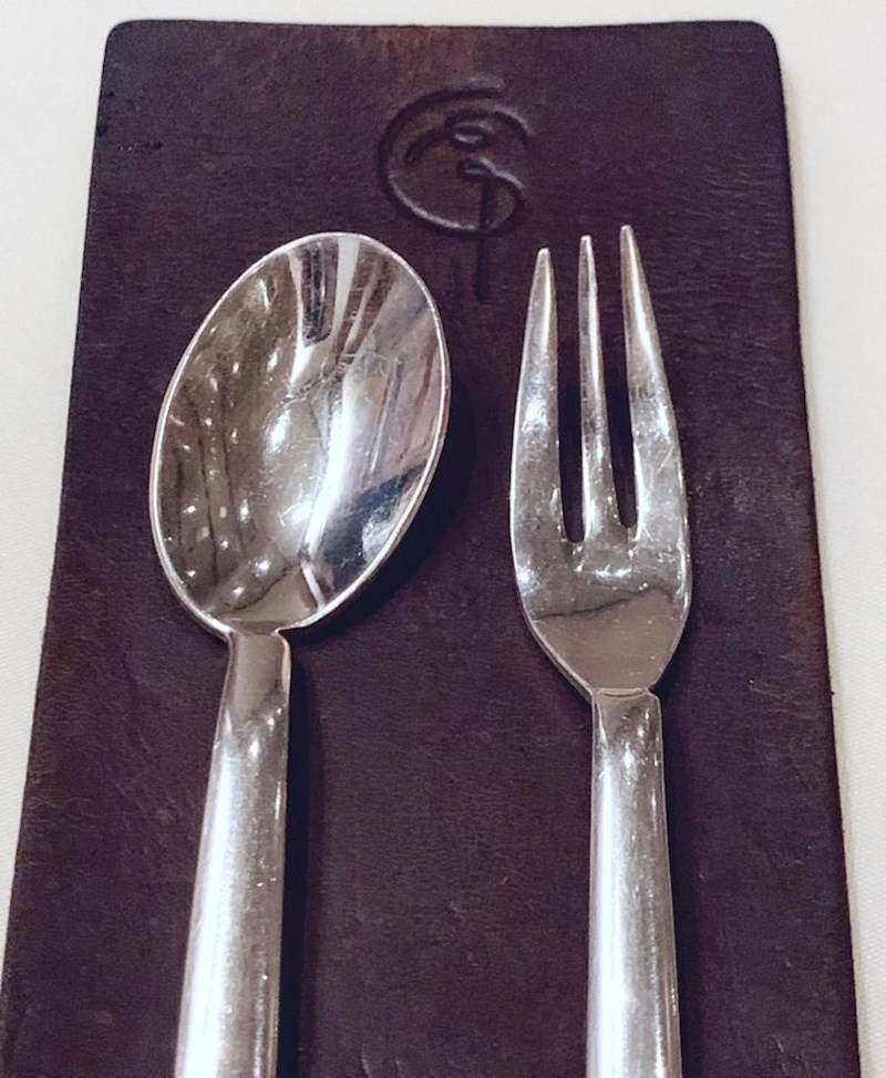 "Konobari su primijetili da sam ljevak i dali su mi poseban pribor za jelo"