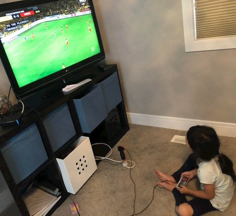 "Već 20 minuta gleda utakmicu uživo i misli da ona igra. Uvjerena je da je crveni tim i da vodi"