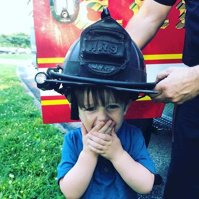 "Nećak je opsjednut vatrogascima. U lokalnoj vatrogasnoj postaji su nam izašli u susret pa su mu dopustili da sjedne u kamion, stavi kacigu i upali sirenu. I to sve na njegov rođendan!"