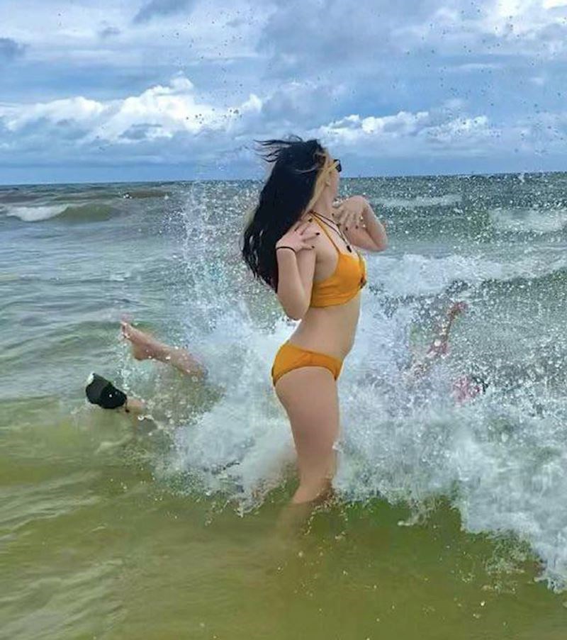 "Najdraža fotka mene i kćeri na ljetovanju. Stvarno je mislila da će ovo poziranje proći bez mog upada??"