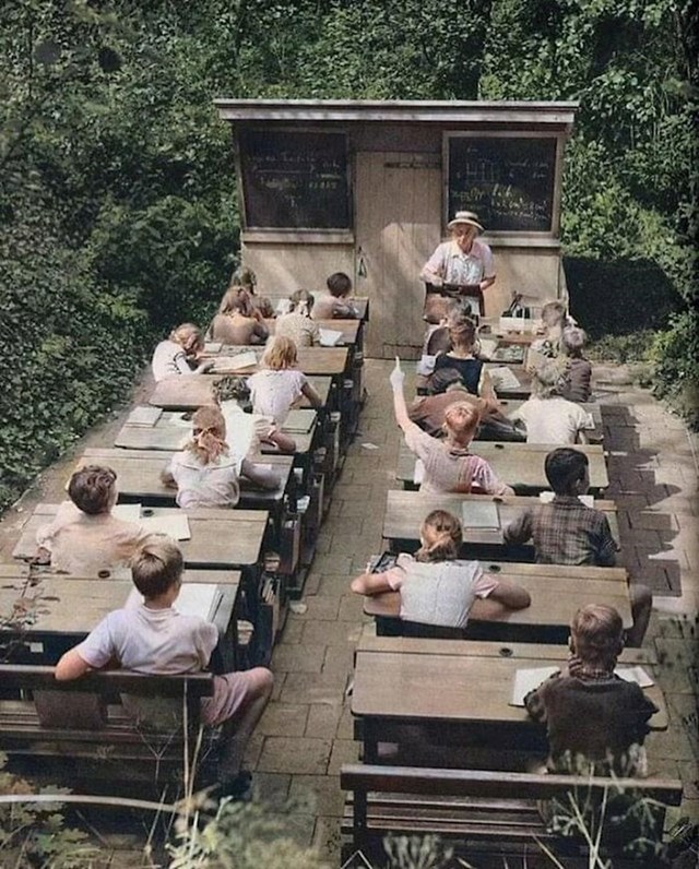 Početkom 20. stoljeća u Europi se rodio pokret koji je zagovarao škole na otvorenom. Ova fotka nastala je 1957. u Nizozemskoj