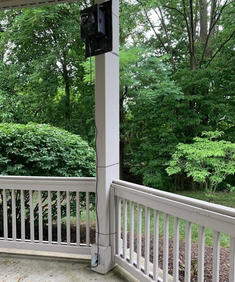 Lopovi, dobrodošli! Samo isključite kabel nadzorne kamere ako ne želite biti uhvaćeni!