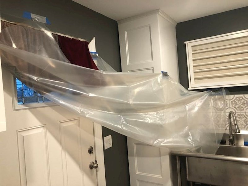 Kiša je prodirala kroz vrata, pa su našli način da ju usmjere u umivaonik