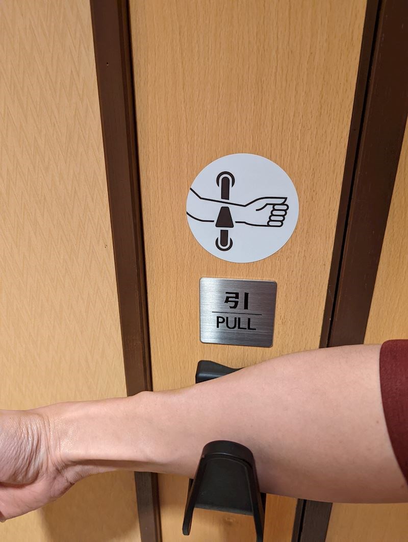 U današnje vrijeme, ovakav način otvaranja vrata bi trebao postojati svugdje