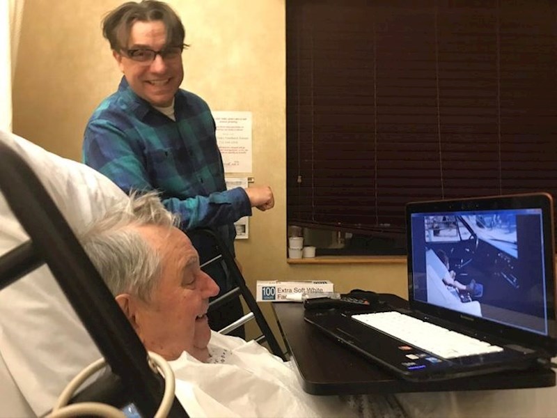 90godišnjak koji boluje od Alzheimera ponovno proživljava vrijeme kada su mu djeca bila mala. Sin je digitalizirao stare video kazete