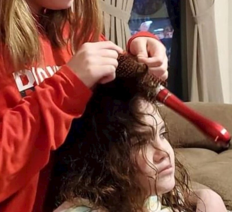 Htjela je izgledati kao mama. Već je pola sata otpetljavaju...