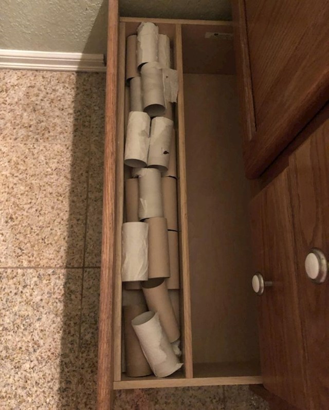Krenula sam zamijeniti rolu papira u momkovom WC-u...