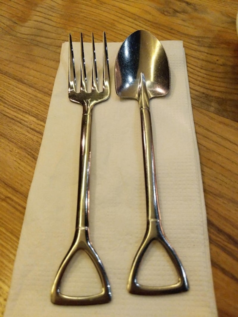 Pribor za jelo koji izgleda kao umanjena verzija alata za vrt