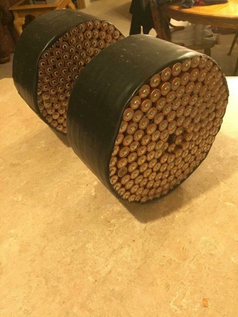 Uteg za trening napravljen od istrošenih baterija