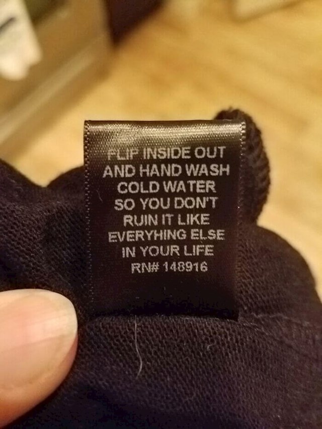 Upute za održavanje na etiketi majice: "Okrenuti naopako i prati ručno u hladnoj vodi da ju ne biste uništili kao što ste uništili sve ostalo u svom životu"