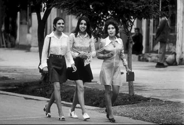 Tri mlade žene na ulicama Kabula, Afganistan, 1972. godine