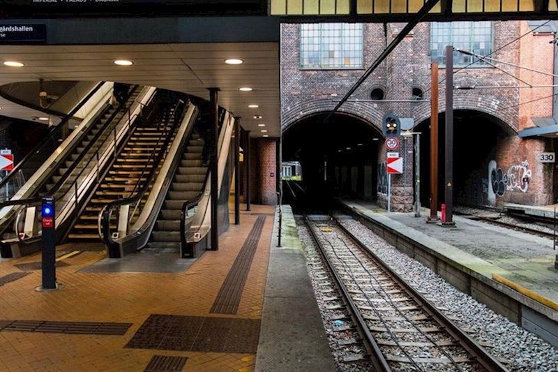 Željeznička postaja koja izgleda kao dvije slike u jednoj