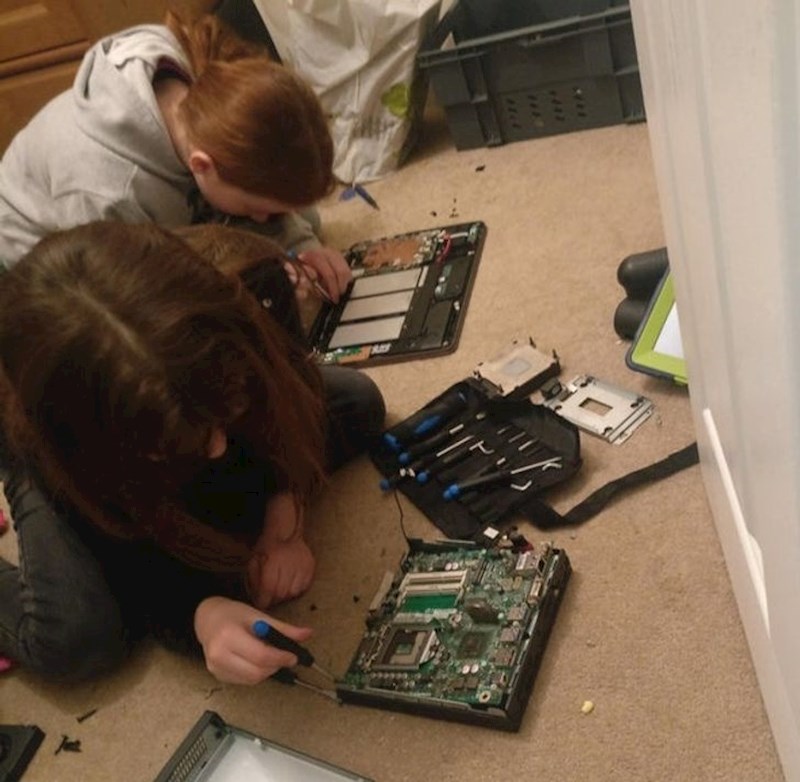 3. Rastavio sam stari laptop i dao im da ga opet sastave. Dugo nisu bili ovoliko dugo mirni