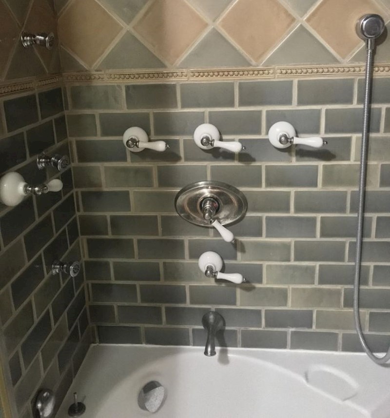 5. Dok pogodiš koja je za hladnu, a koja za toplu vodu- prođe te volja za tuširanjem