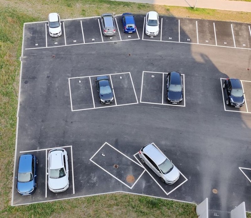 Parking ispred jedne stambene zgrade