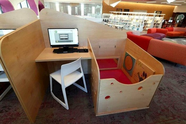 Knjižnica uz stolove ima i prostor za bebe