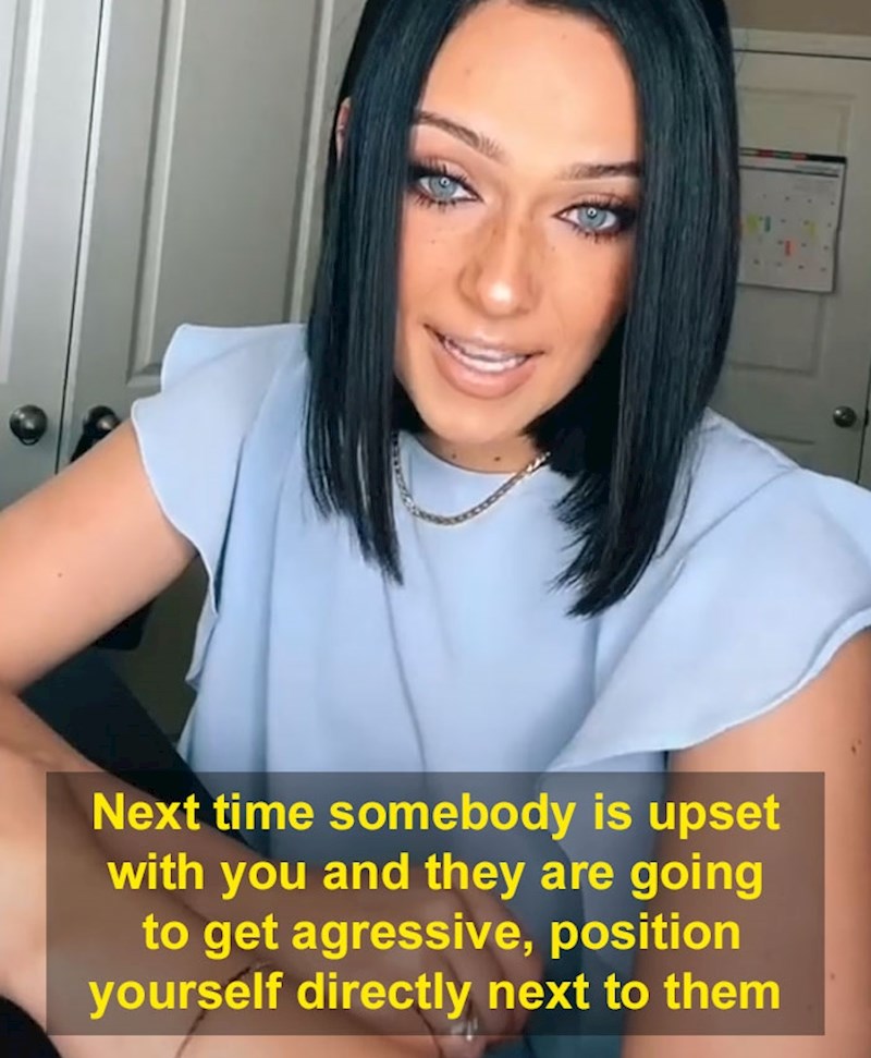 Istraživanja su pokazala da, ukoliko vidite da je netko ljut na vas ili pokazuje znakove agresije prema vama, približite se toj osobi, stanite uz nju. To će značajno smanjiti razinu stresa u situaciji. Sjednite kraj mame ako je ljuta i gledajte kako je psihologija na vašoj strani!