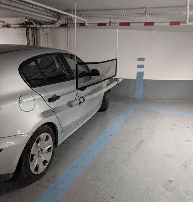 Garaža trgovačkog centra ima zaštitu od spužve između parkirnih mjesta