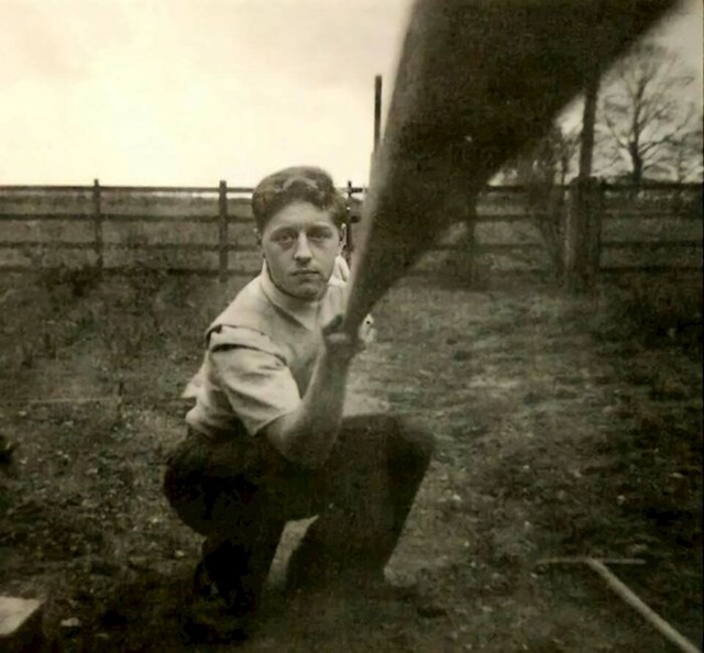 Muškarac snima selfie koristeći drvenu šipku kako bi aktivirao kameru, 1957.