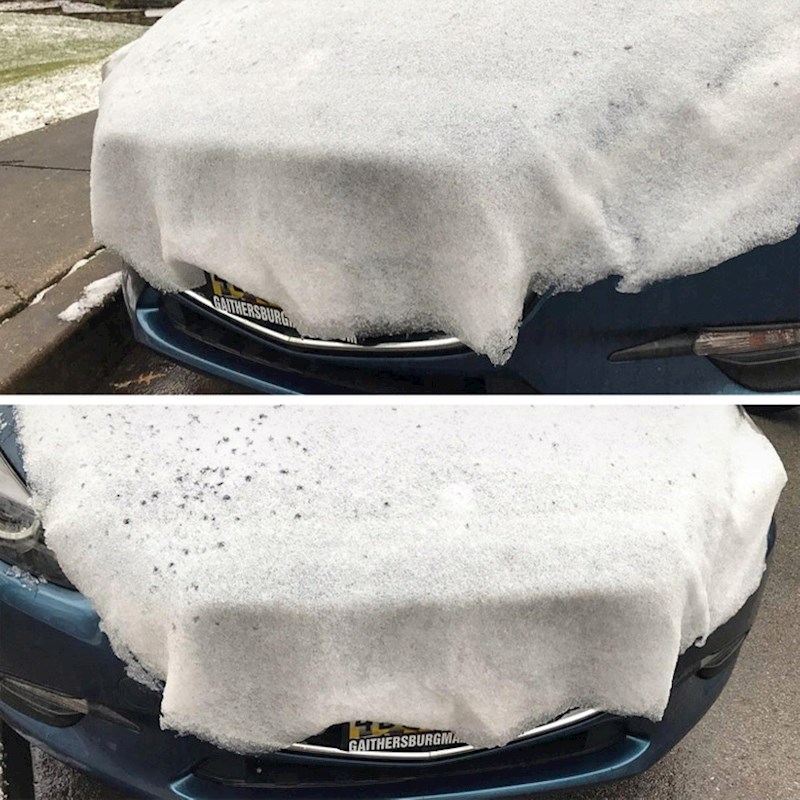 Snijeg koji se otapa izgleda kao plahta kojom je prekriven auto