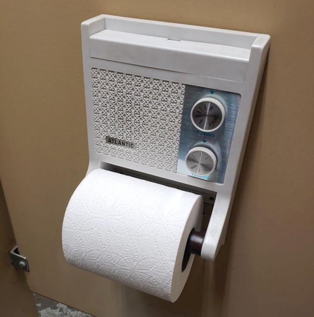 Radio na držaču toaletnog papira