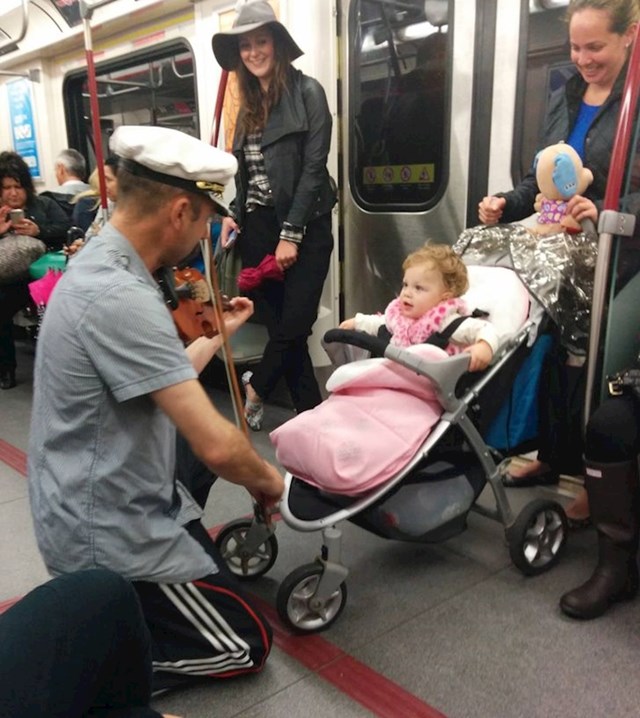 1. Stranac u metrou svira bebi koja je plakala