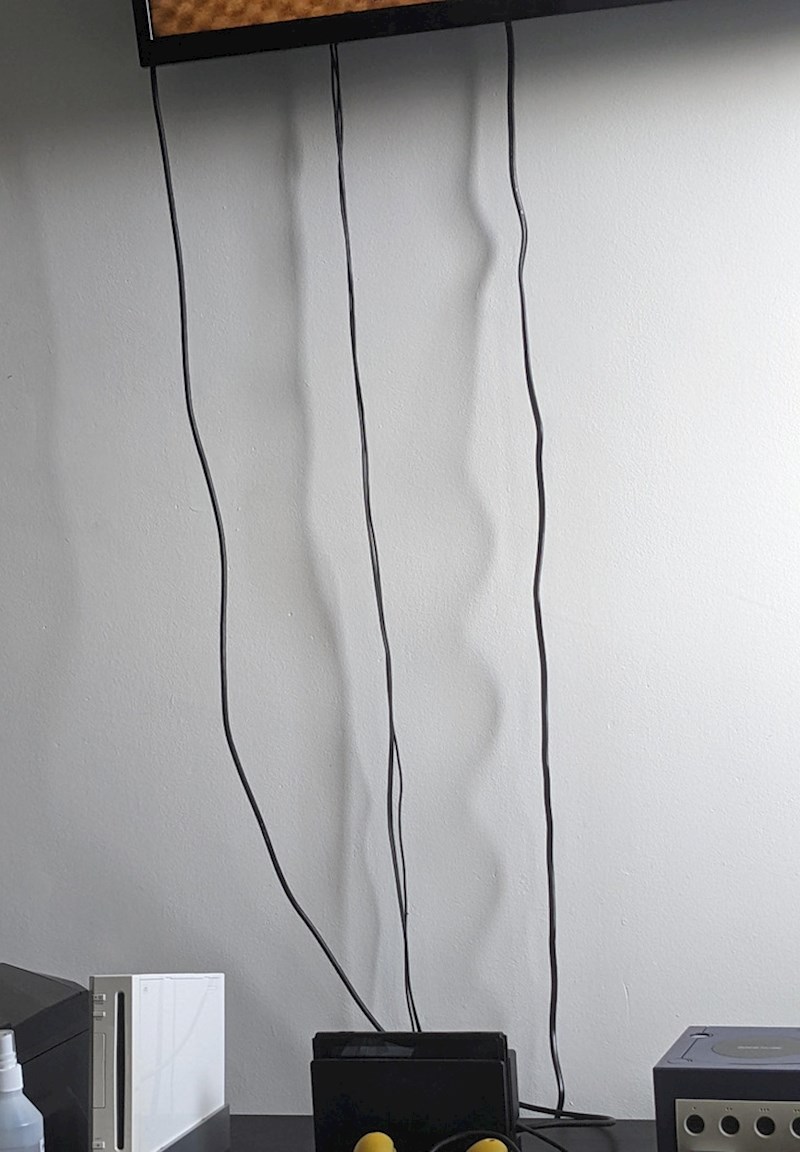 Sjena kablova izgleda kao da je zid radio pijani majstor