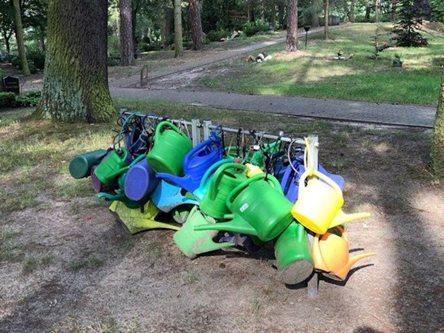 Kante za zalijevanje osigurane lokotom nalaze se na jednom groblju, kako ih rodbina pokojnika ne bi morala nositi svaki put iznova