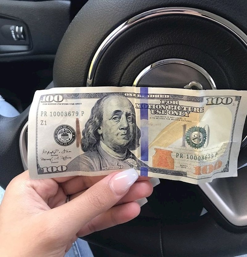 12. Muž mi je dao lažnih 100 dolara. Shvatila sam na blagajni dućana nakon velike kupnje