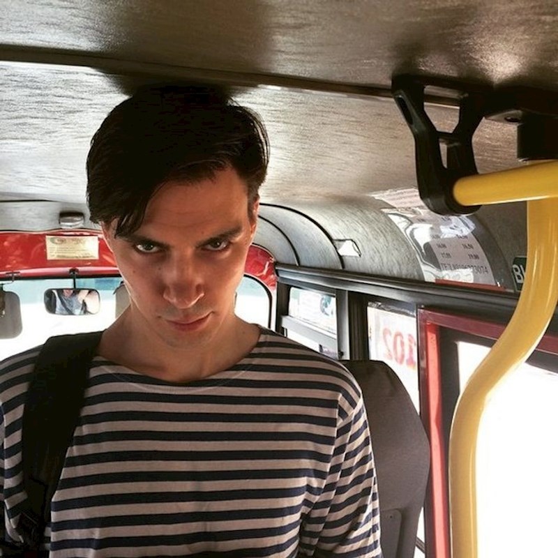 6. Jedva je stao u autobus