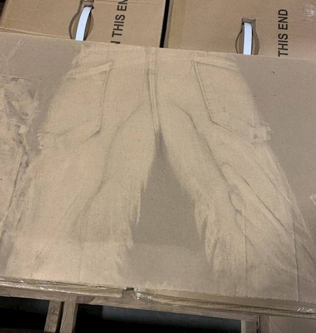 Tipu je ostao savršen otisak jeans hlača na prašnjavoj podlozi