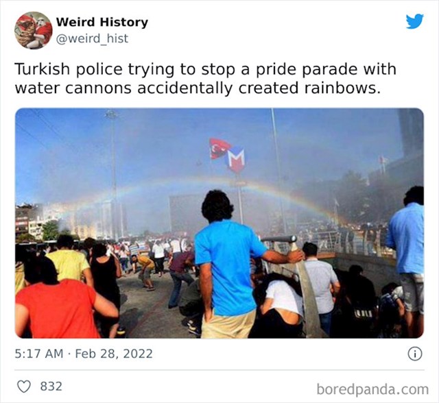 Turska policija pokušava vodenim topovima rastjerati sudionike gay pridea. Mlaz je stvorio dugu 🤣