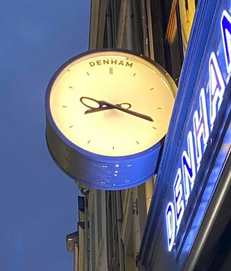 Ispred jednog frizerskog obrta