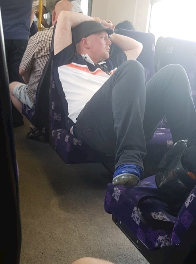 Gužva u autobusu, a on se raširio preko tri sjedala...