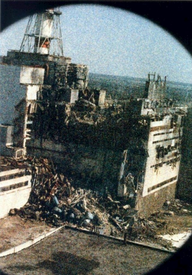 Prva fotografija Černobila jutro nakon nuklearne katastrofe (26. travnja 1986.). Fotografirao Igor Kostin
