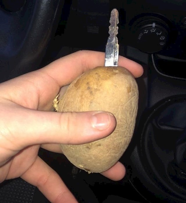 Kada vam pukne gornji dio ključa, ne očajavajte- zgrabite prvi krumpir, zabijte ključ i stvar riješena!
